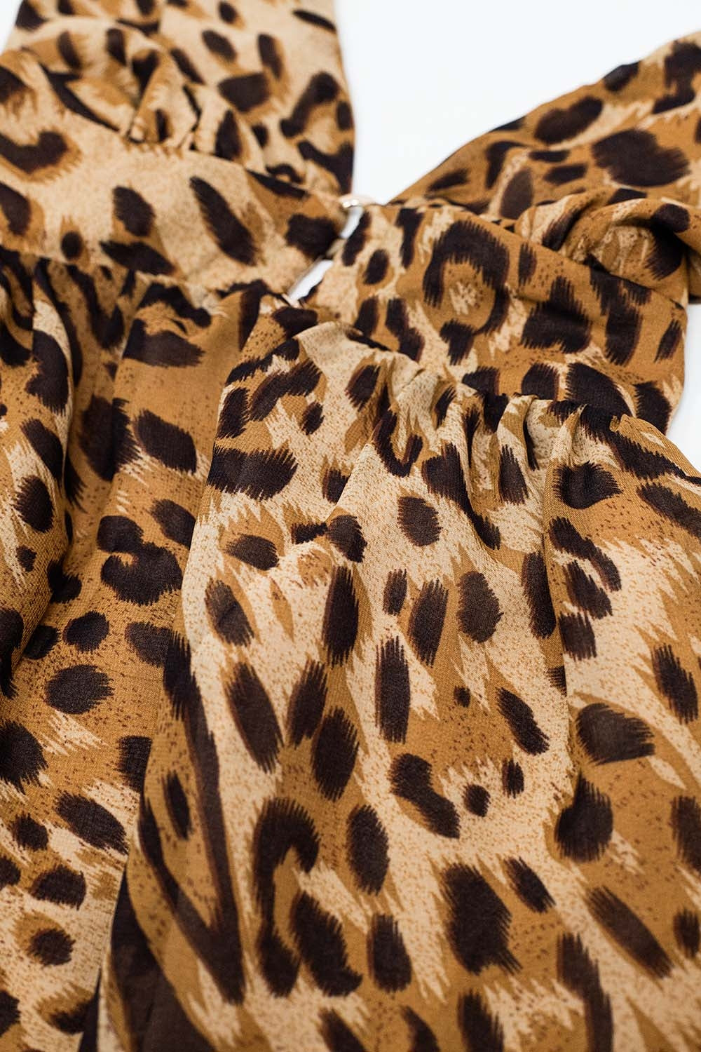 Vestido de chiffon com decote haltere e costas abertas BabyDoll em estampado leopardo