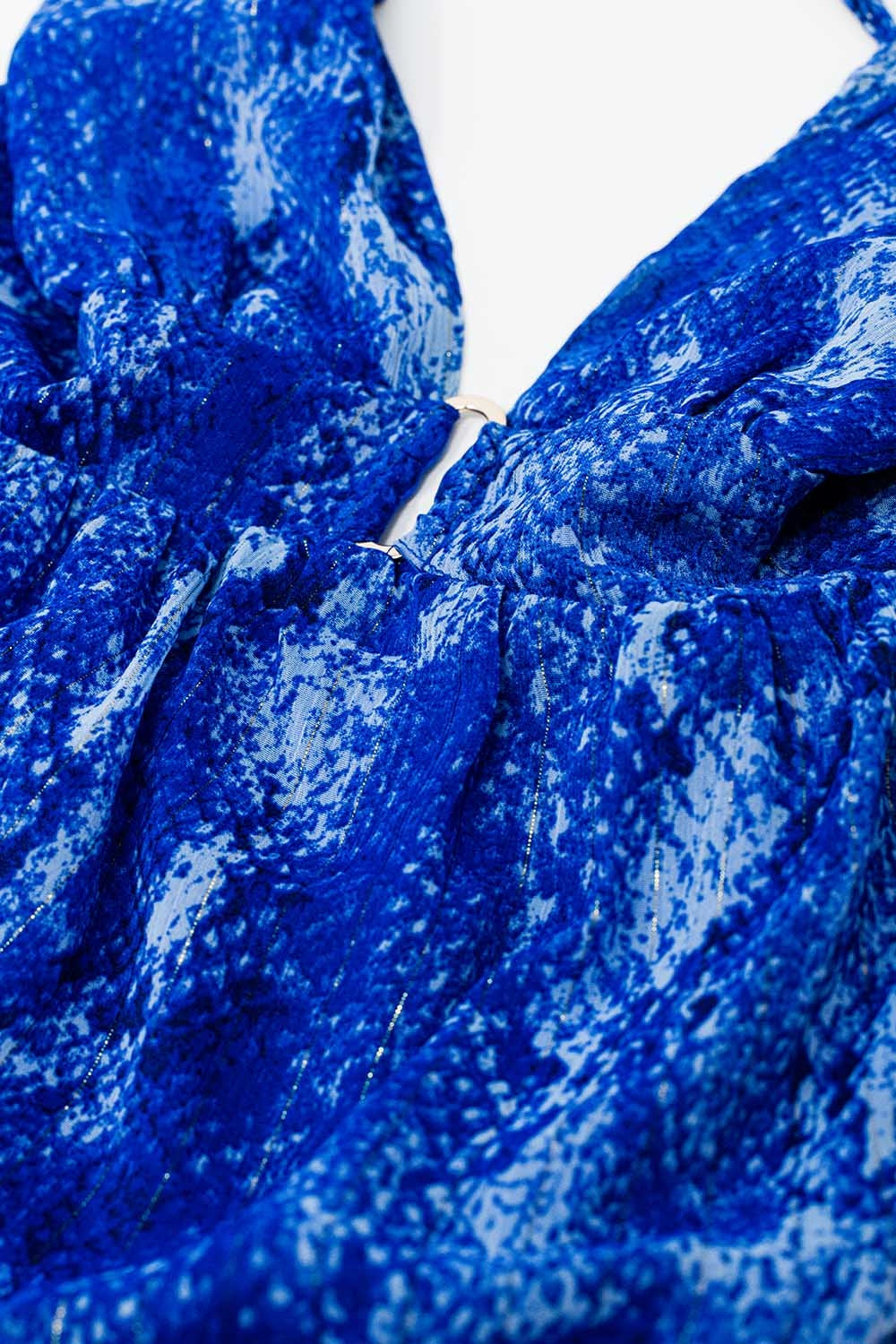 Vestido BabyDoll com decote haltere e costas abertas em estampado azul cobra