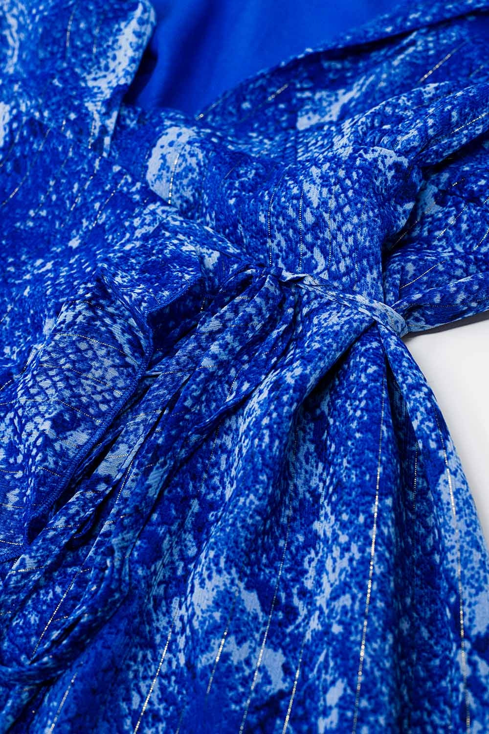 Vestido curto em tecido azul com estampado animal e lurex dourado