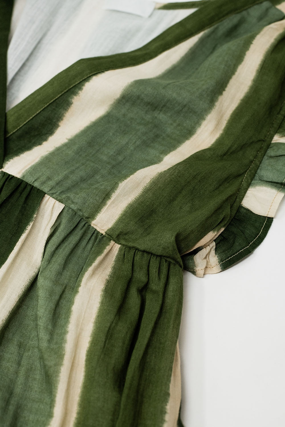 Vestido maxi com decote em V e saia em camadas em verde às riscas Tie-dye