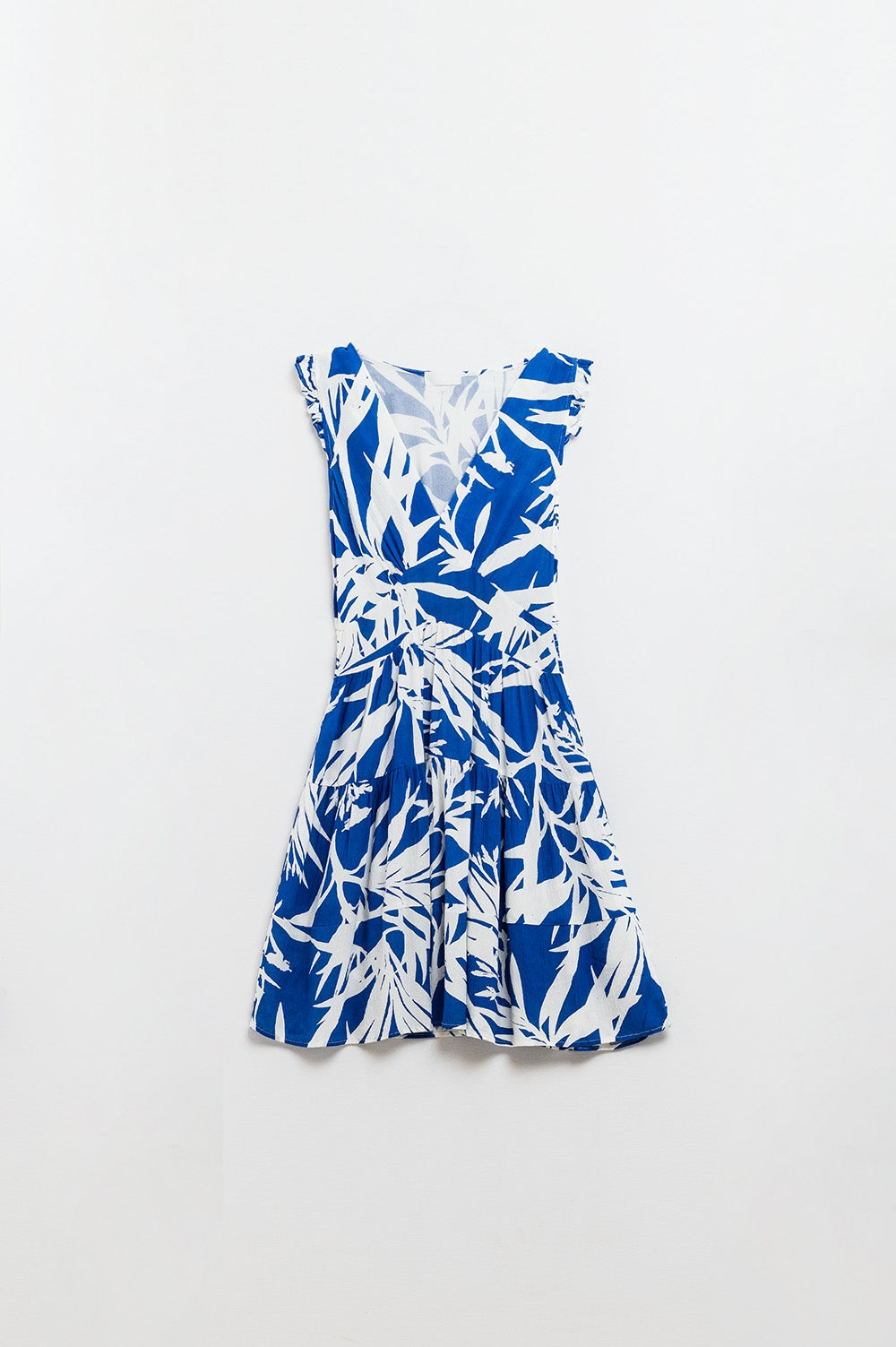 vestido curto azul com estampado de palmeiras tropicais