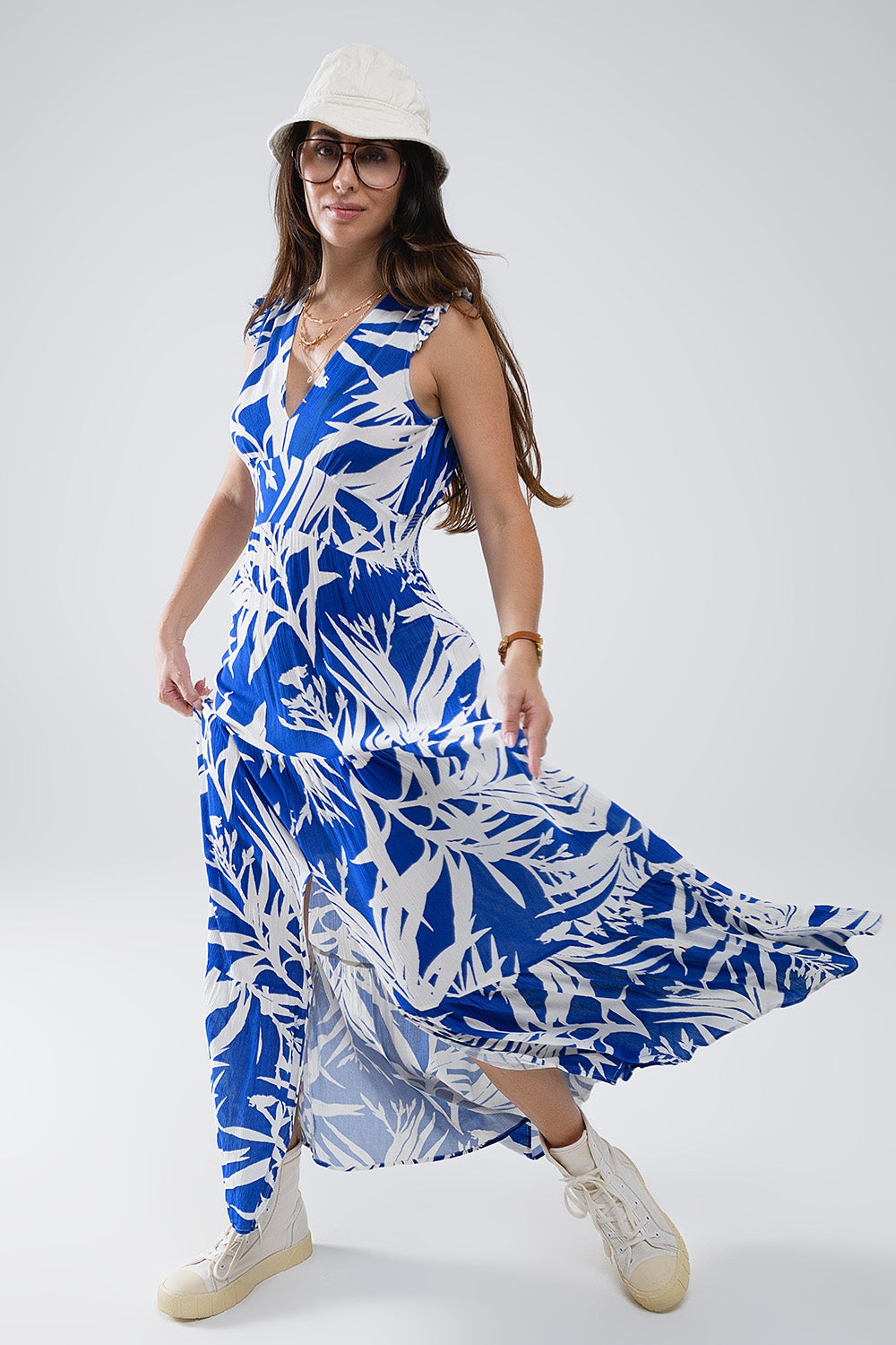 Vestido Maxi Tropical Print com decote em V e fenda em azul