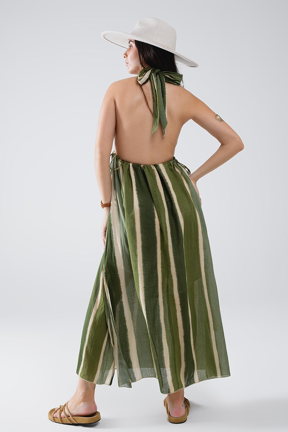 Vestido maxi com decote em V haltere e fendas laterais em verde às riscas Tie-dye