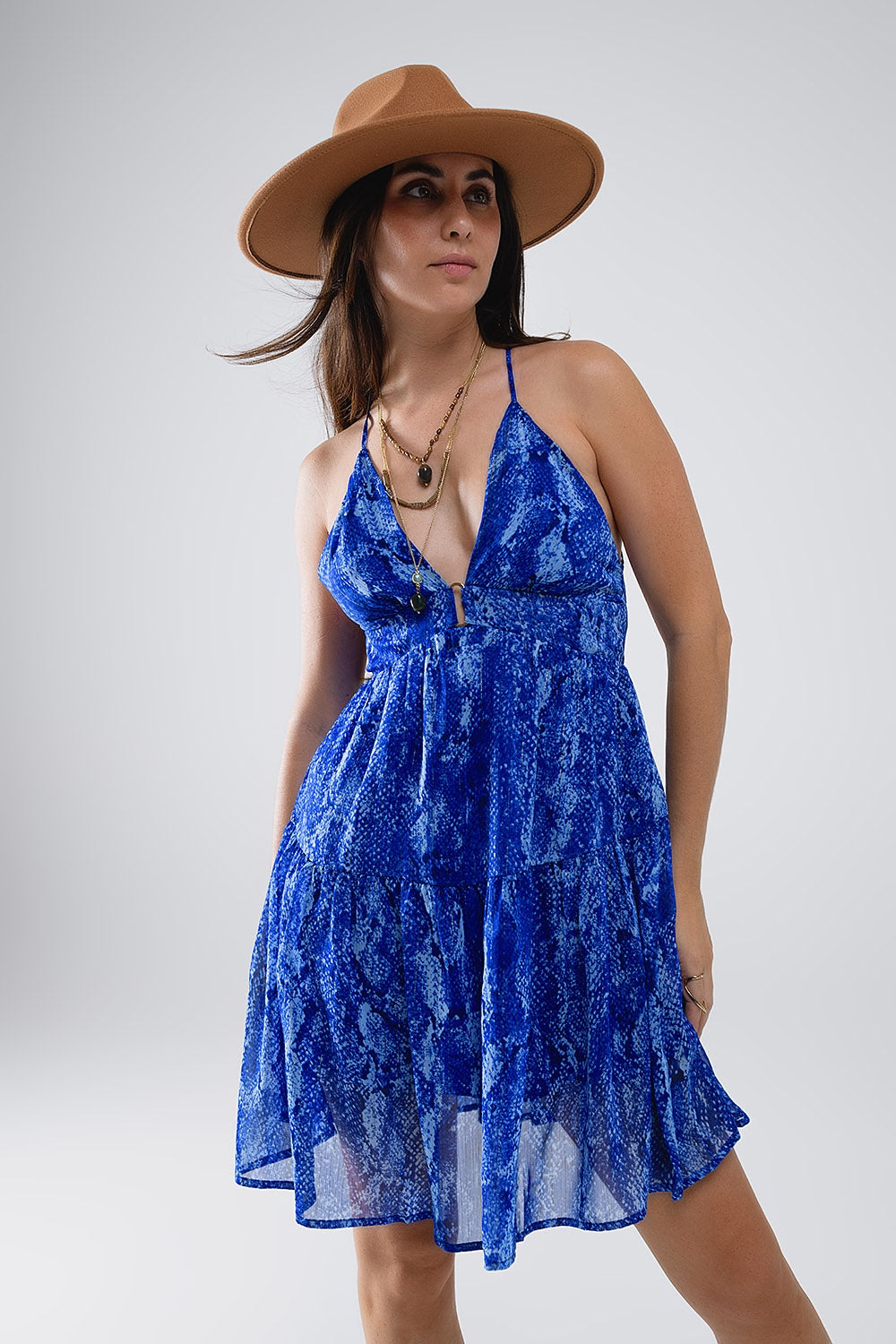 Vestido BabyDoll com decote haltere e costas abertas em estampado azul cobra