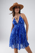 Vestido BabyDoll com decote haltere e costas abertas em estampado azul cobra