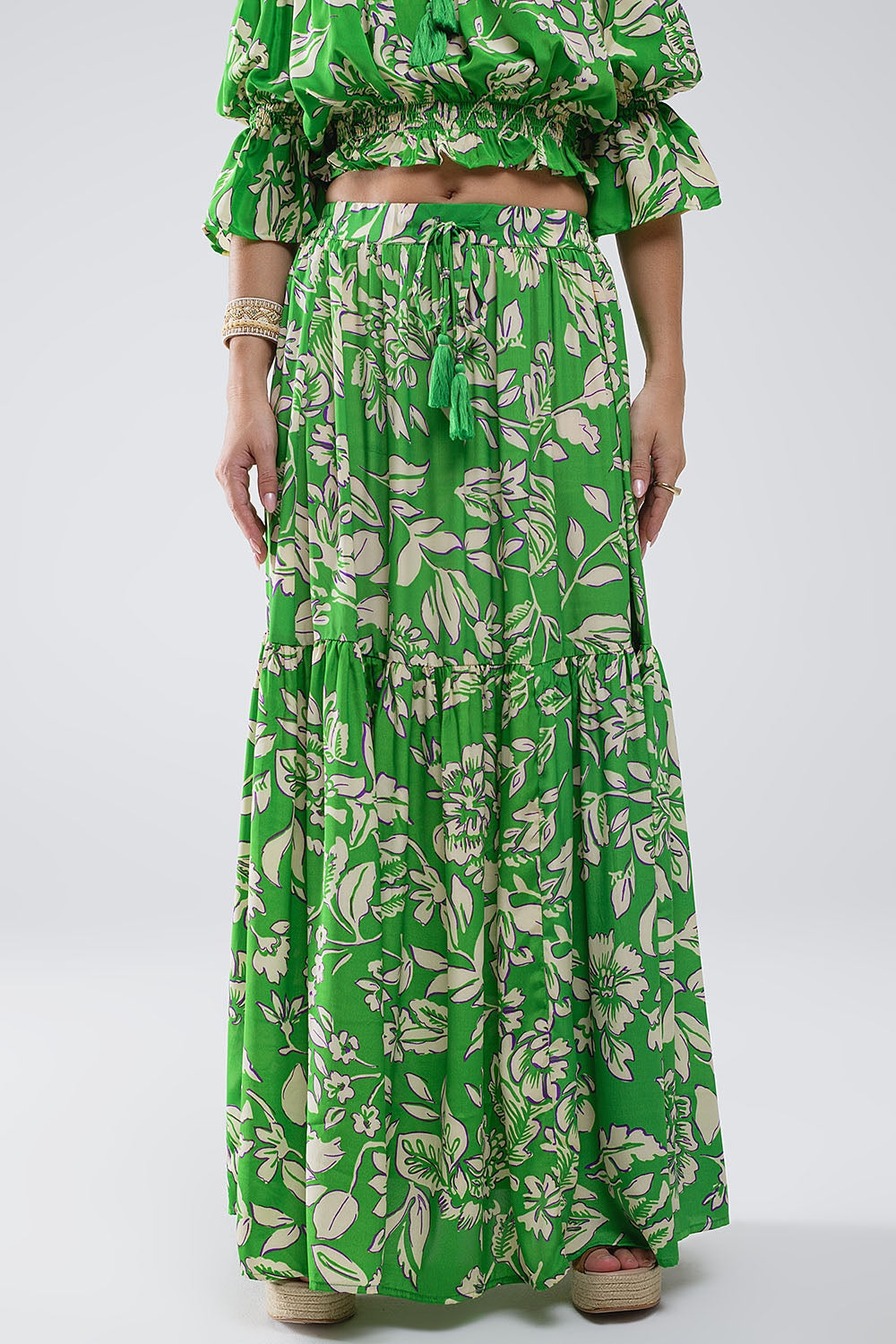 Saia maxi em camadas com estampado floral verde