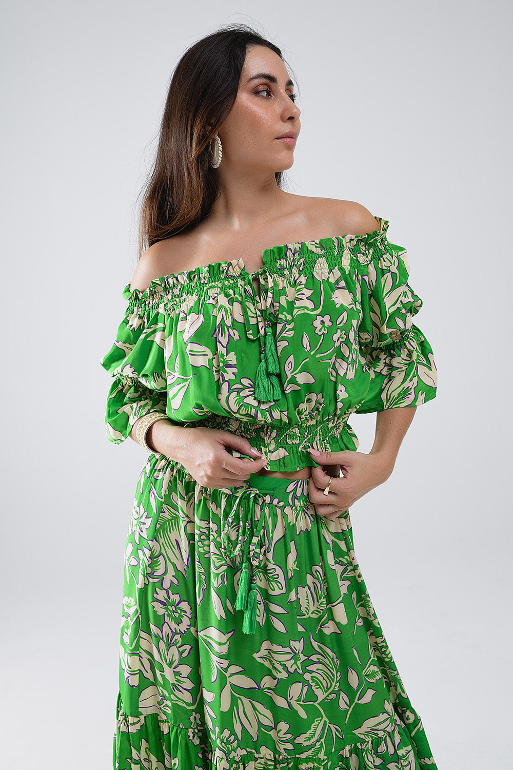 Top verde sem ombros com cintura elástica em estampado floral