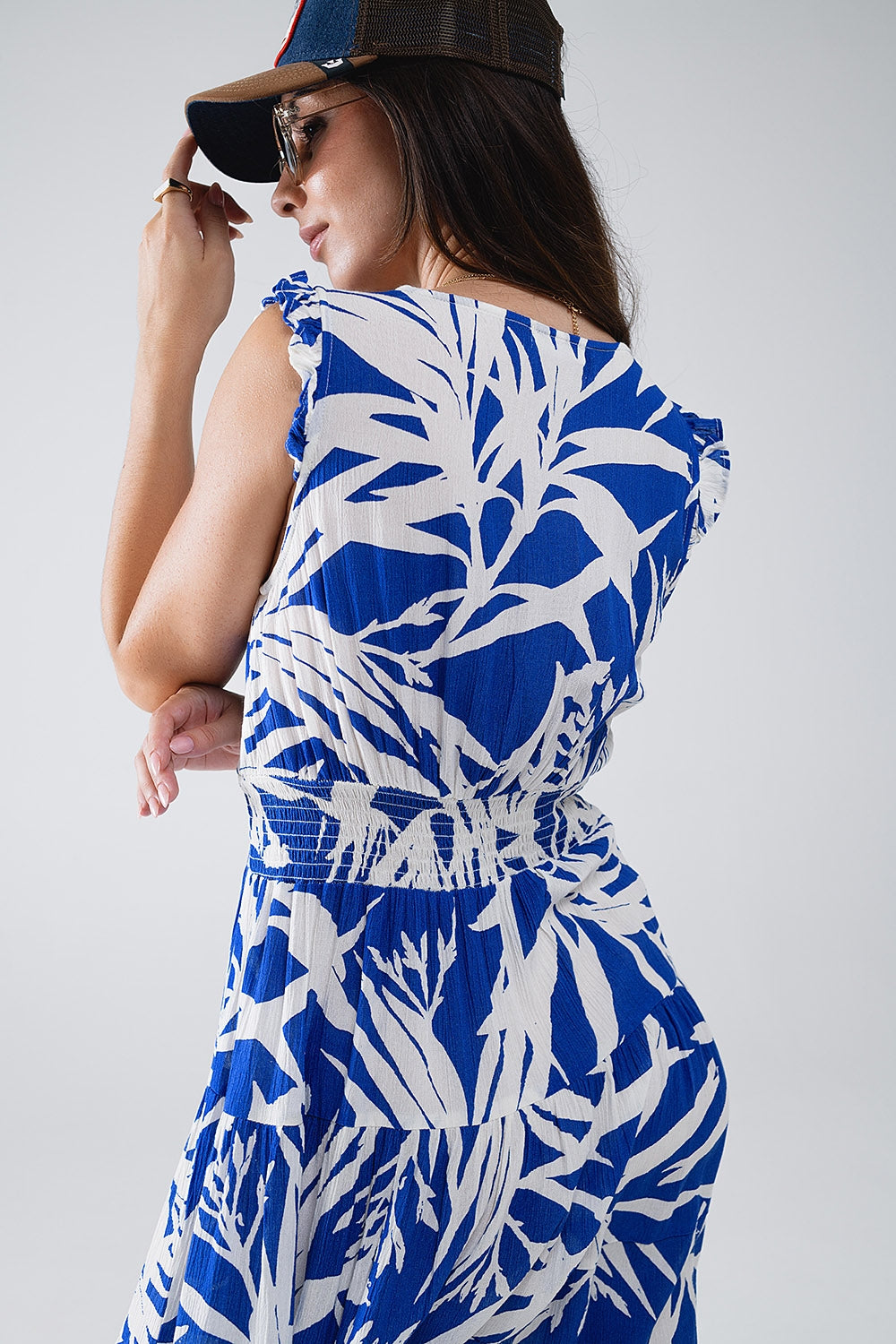 vestido curto azul com estampado de palmeiras tropicais