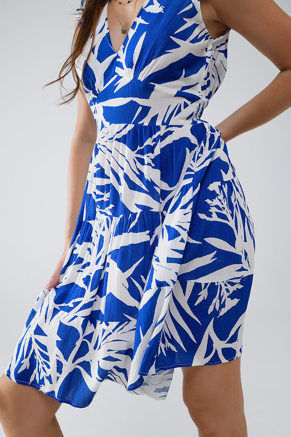 vestido curto azul com estampado de palmeiras tropicais