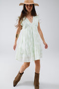 Vestido curto tipo babydoll com estampado de folhas e fio de lurex em menta