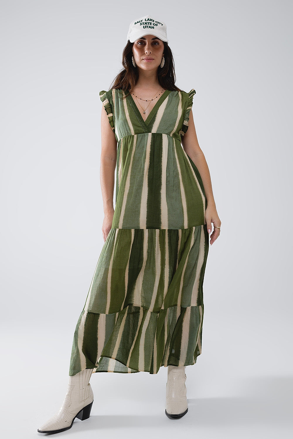 Vestido maxi com decote em V e saia em camadas em verde às riscas Tie-dye