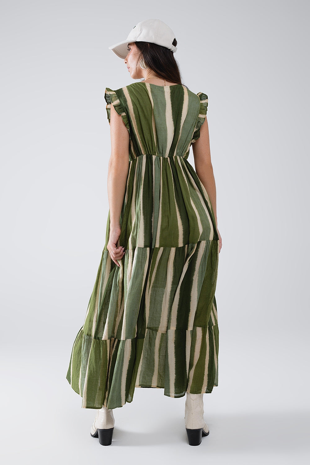 Vestido maxi com decote em V e saia em camadas em verde às riscas Tie-dye
