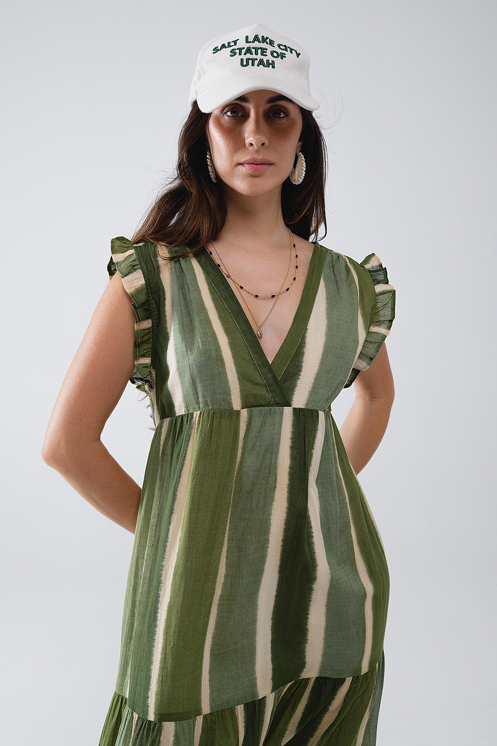 Vestido maxi com decote em V e saia em camadas em verde às riscas Tie-dye