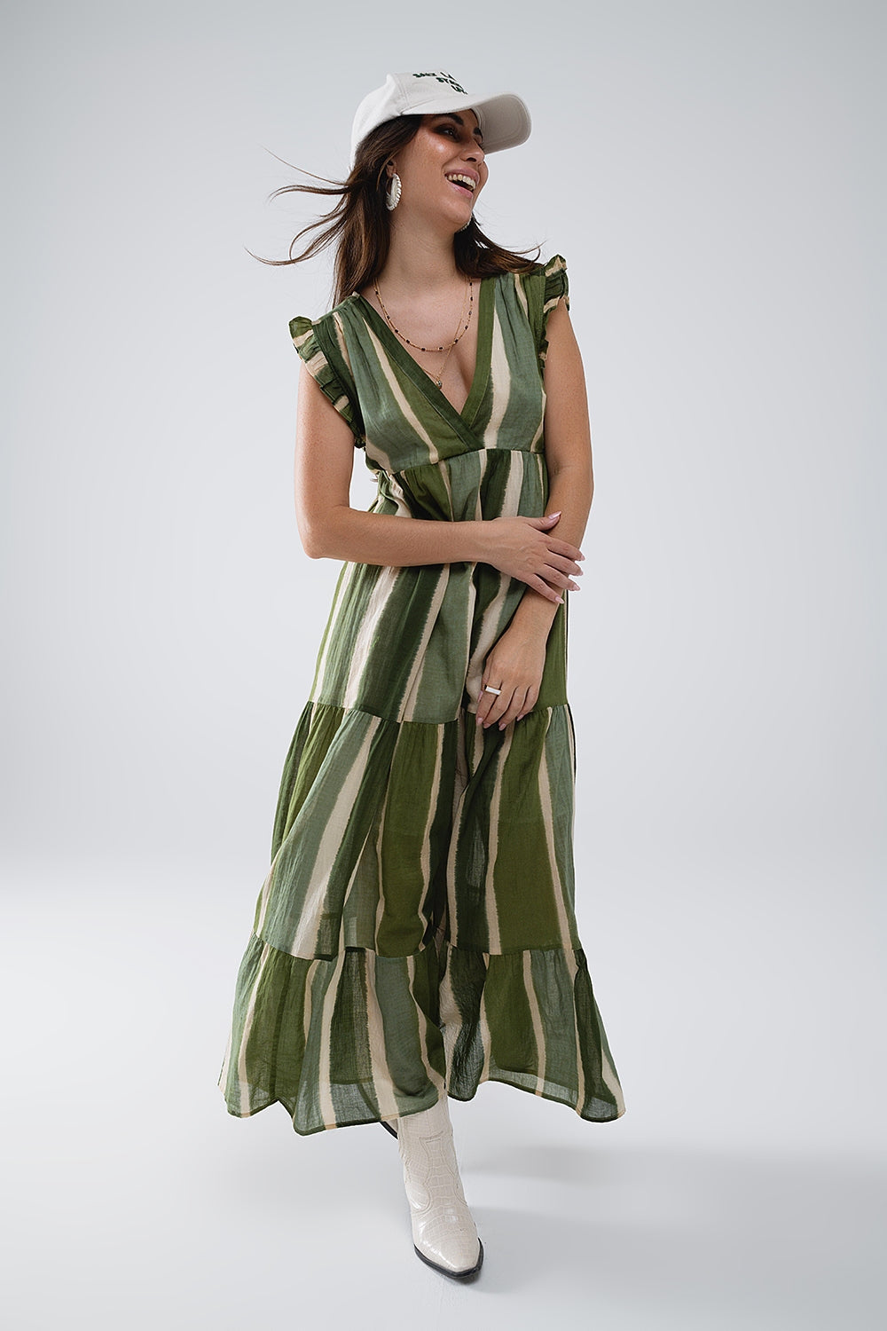 Vestido maxi com decote em V e saia em camadas em verde às riscas Tie-dye