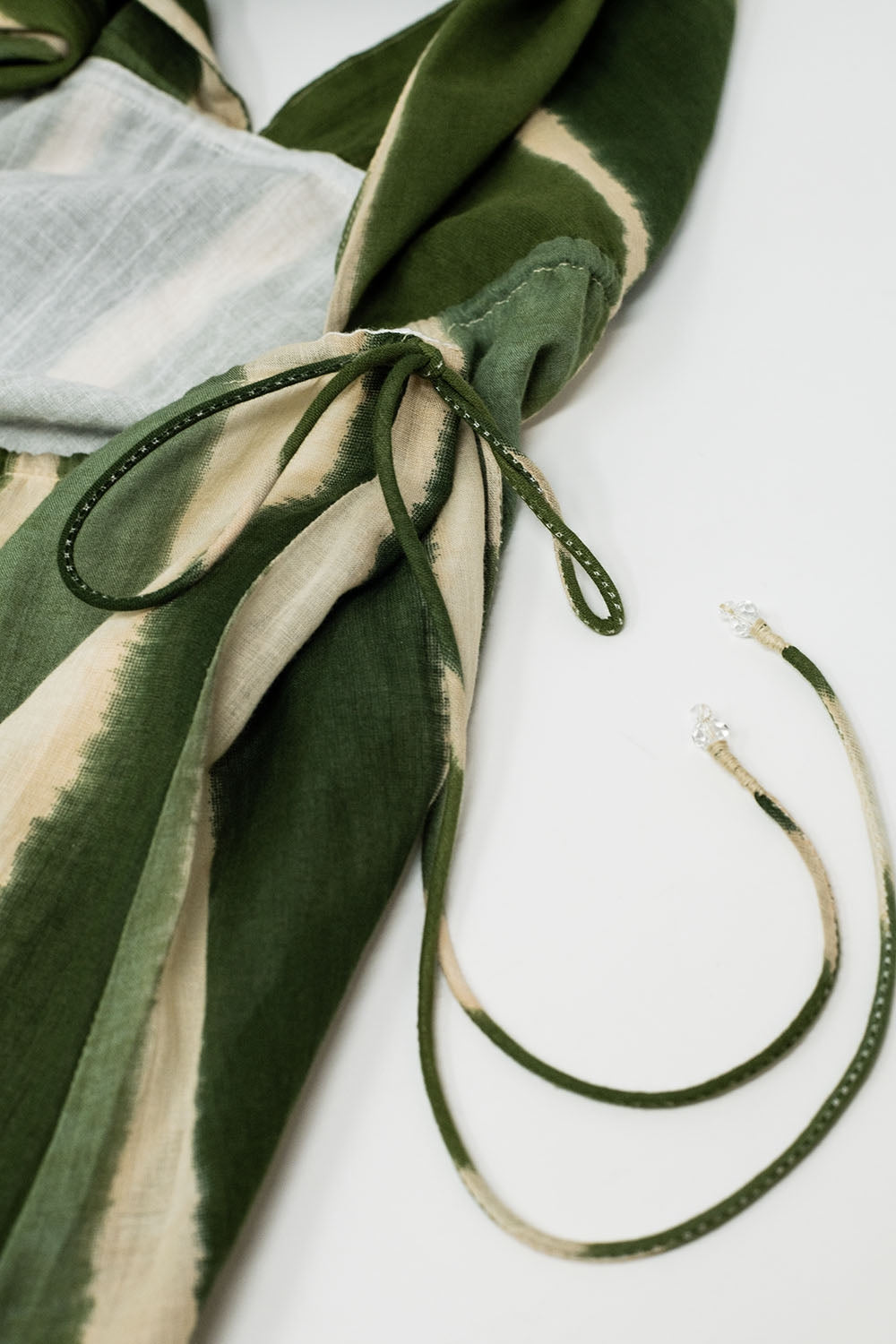 Vestido maxi com decote em V haltere e fendas laterais em verde às riscas Tie-dye