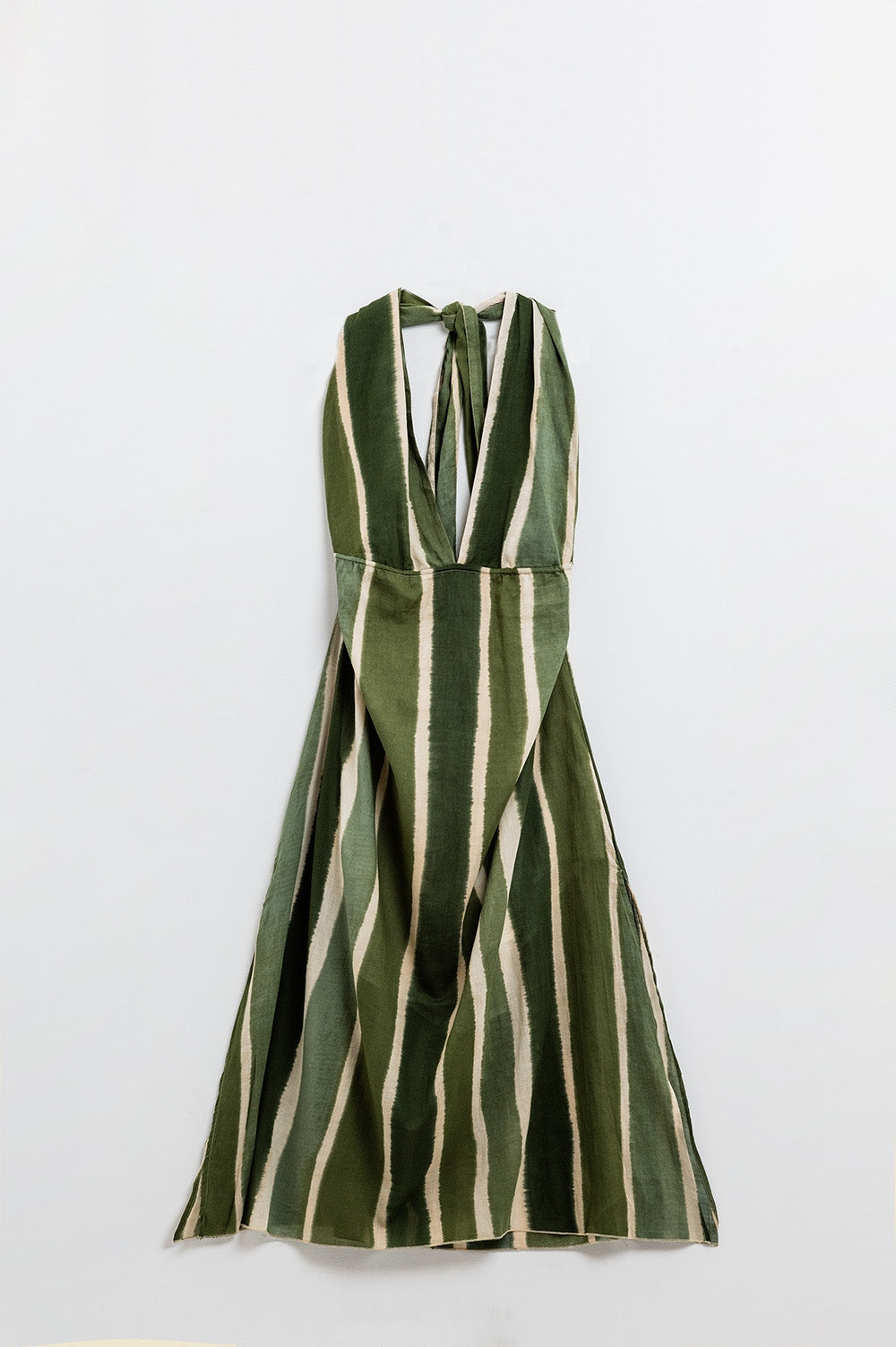 Vestido maxi com decote em V haltere e fendas laterais em verde às riscas Tie-dye