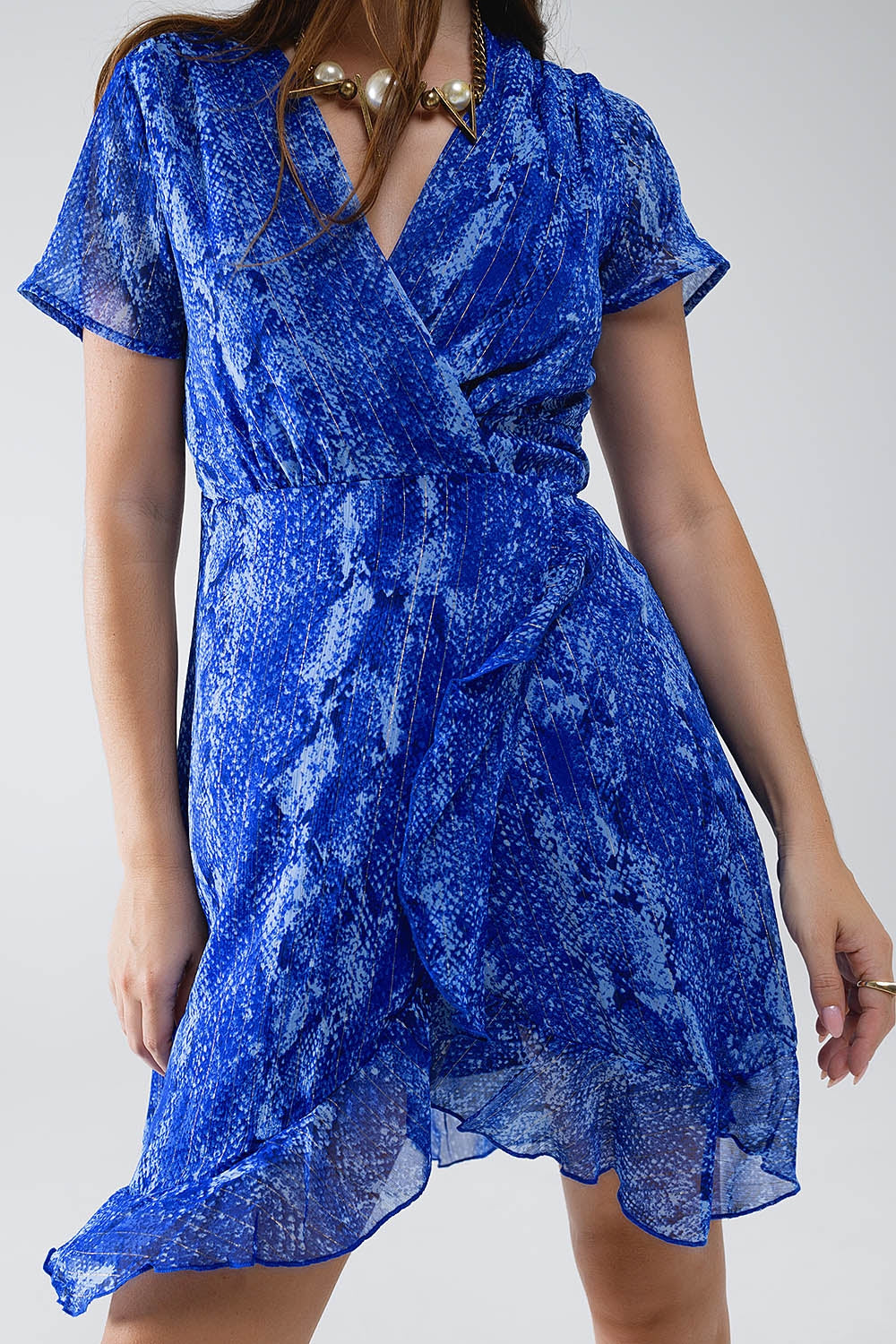 Vestido curto em tecido azul com estampado animal e lurex dourado