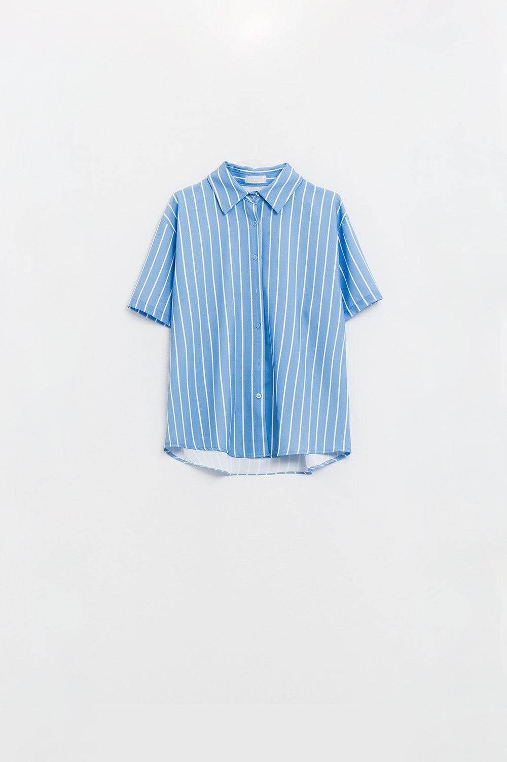 Camisa de manga curta às riscas azuis