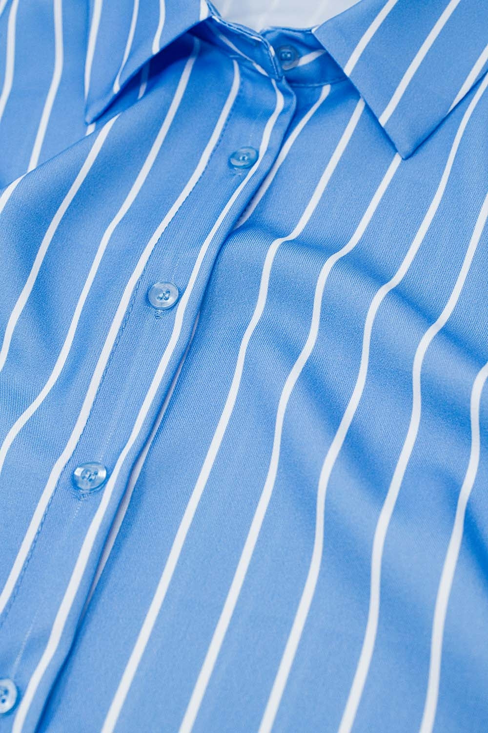 Camisa de manga curta às riscas azuis