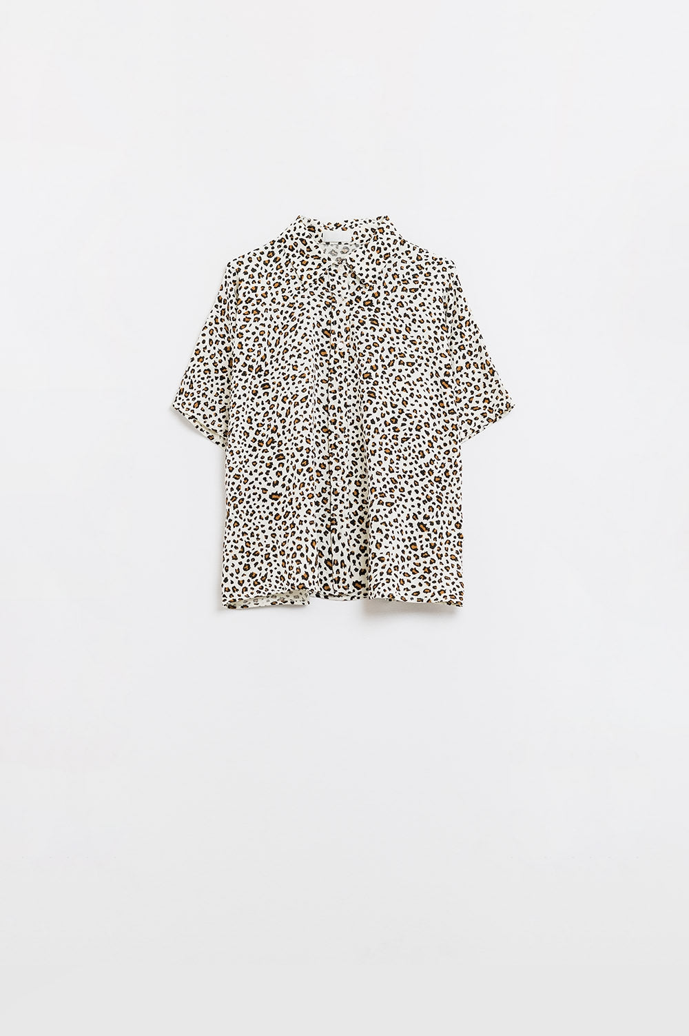 Camisa descontraída com estampado de leopardo de tamanho grande e mangas curtas