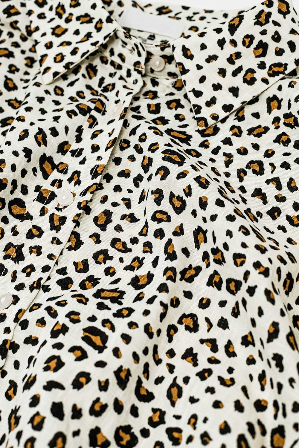 Camisa descontraída com estampado de leopardo de tamanho grande e mangas curtas