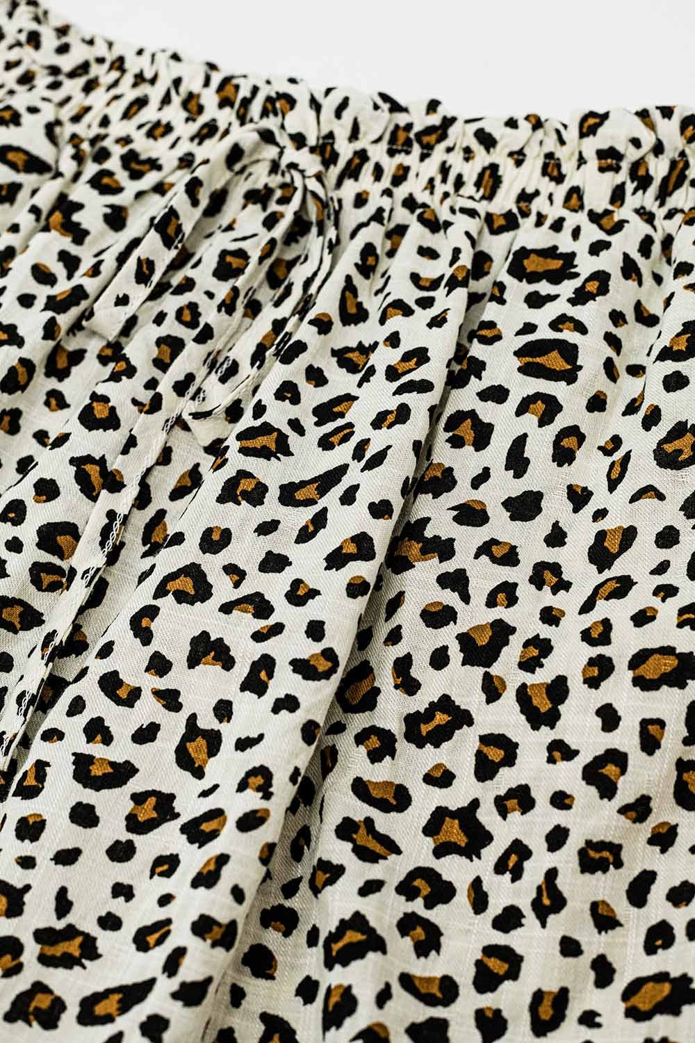 Calções com estampado de leopardo e cintura elástica com cordão