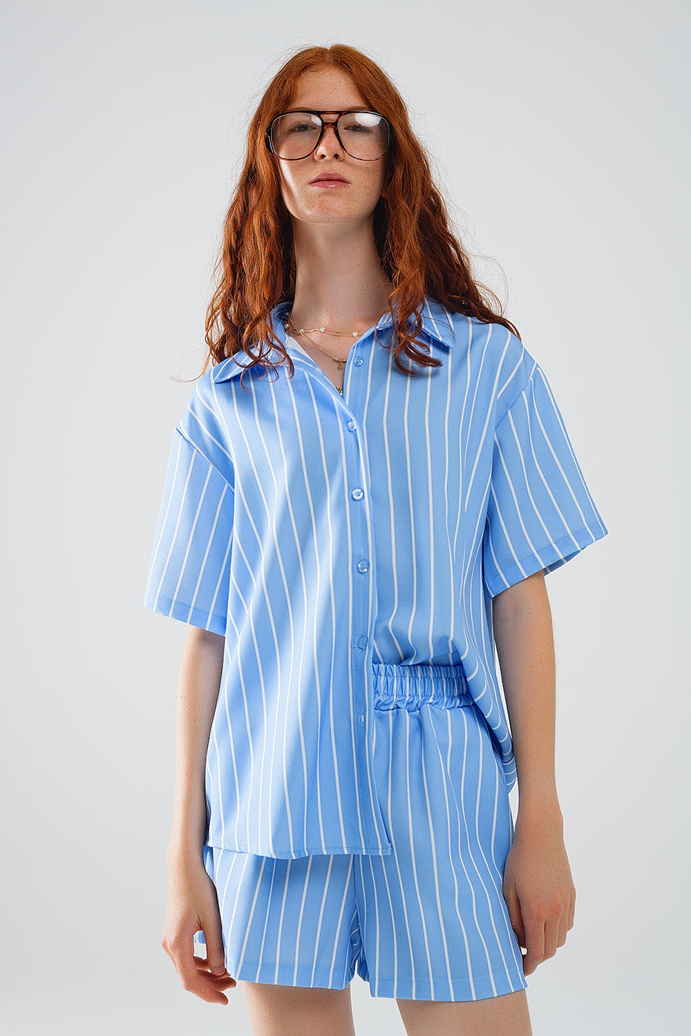 Camisa de manga curta às riscas azuis
