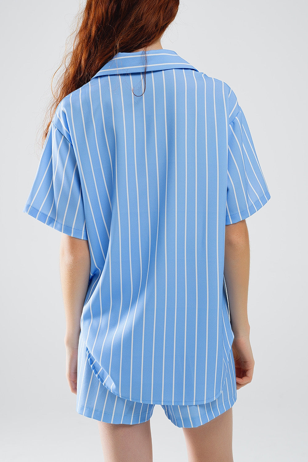 Camisa de manga curta às riscas azuis
