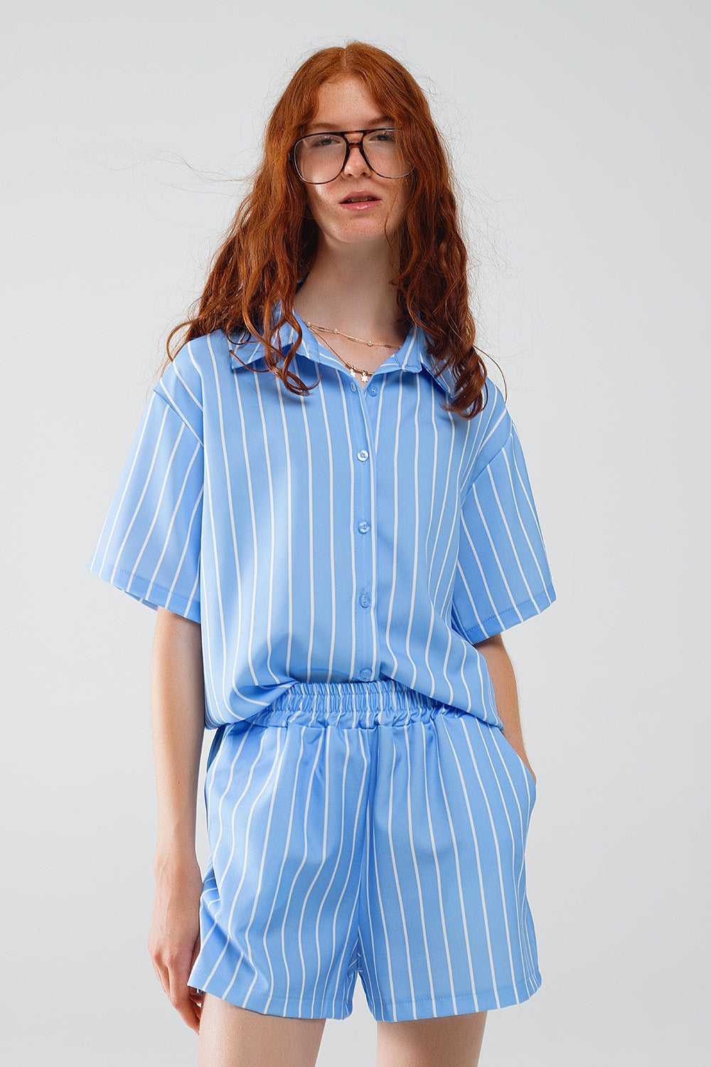 Camisa de manga curta às riscas azuis