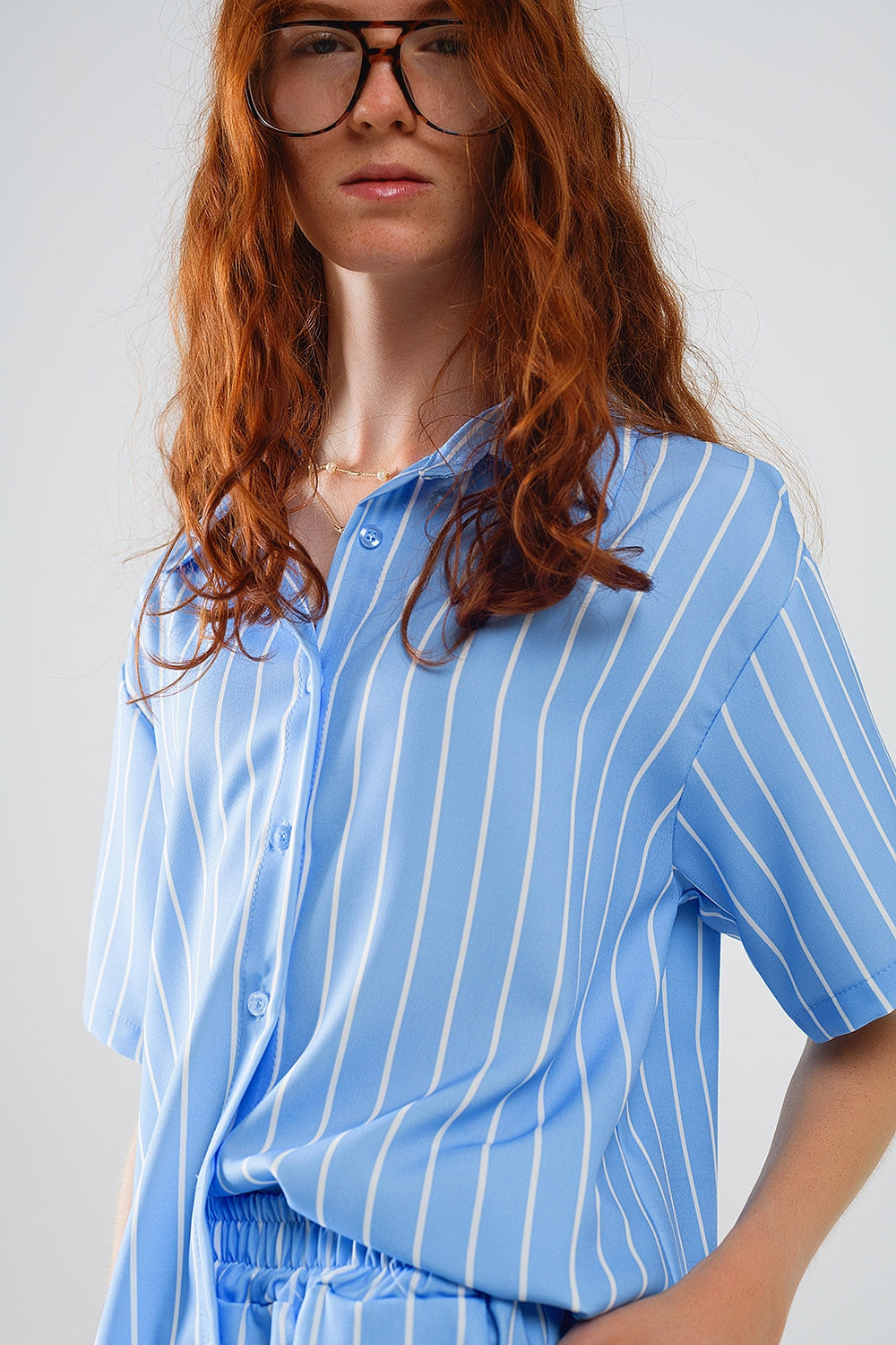 Camisa de manga curta às riscas azuis