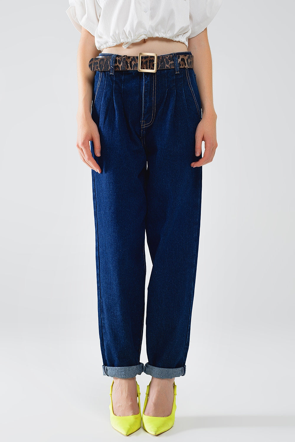 Mom jeans azul cru com detalhe de dardo