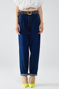 Mom jeans azul cru com detalhe de dardo