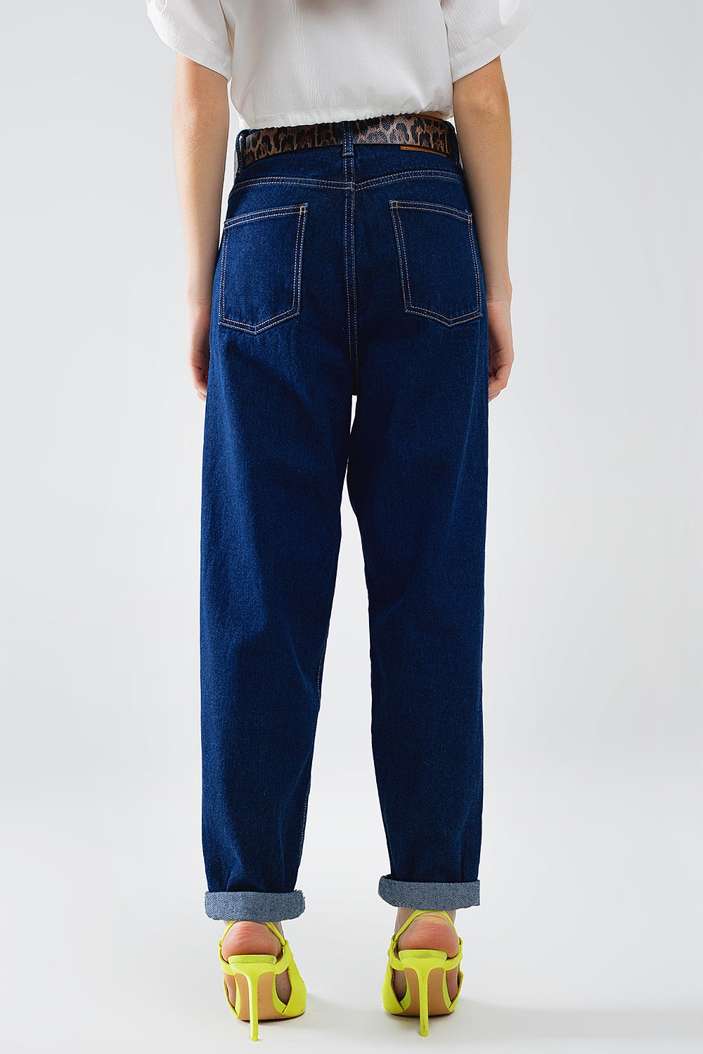 Mom jeans azul cru com detalhe de dardo