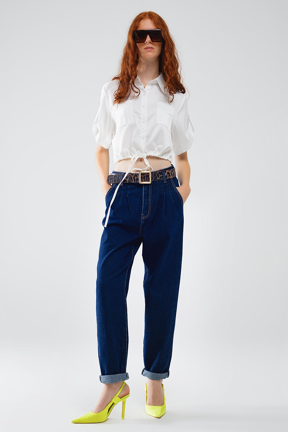 Mom jeans azul cru com detalhe de dardo