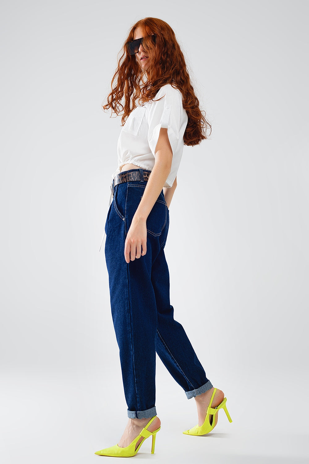 Mom jeans azul cru com detalhe de dardo