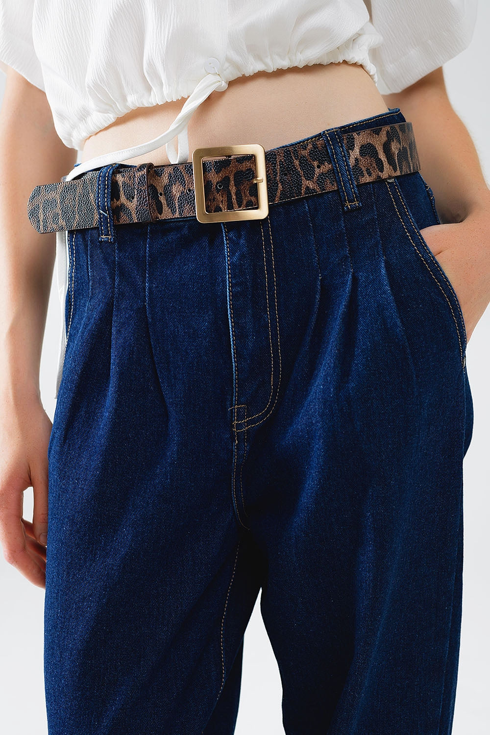 Mom jeans azul cru com detalhe de dardo