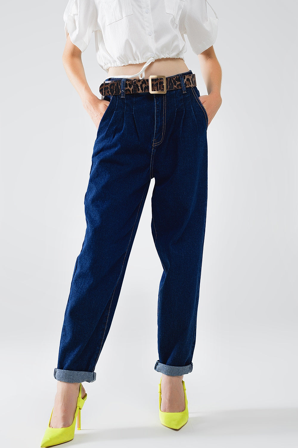 Mom jeans azul cru com detalhe de dardo