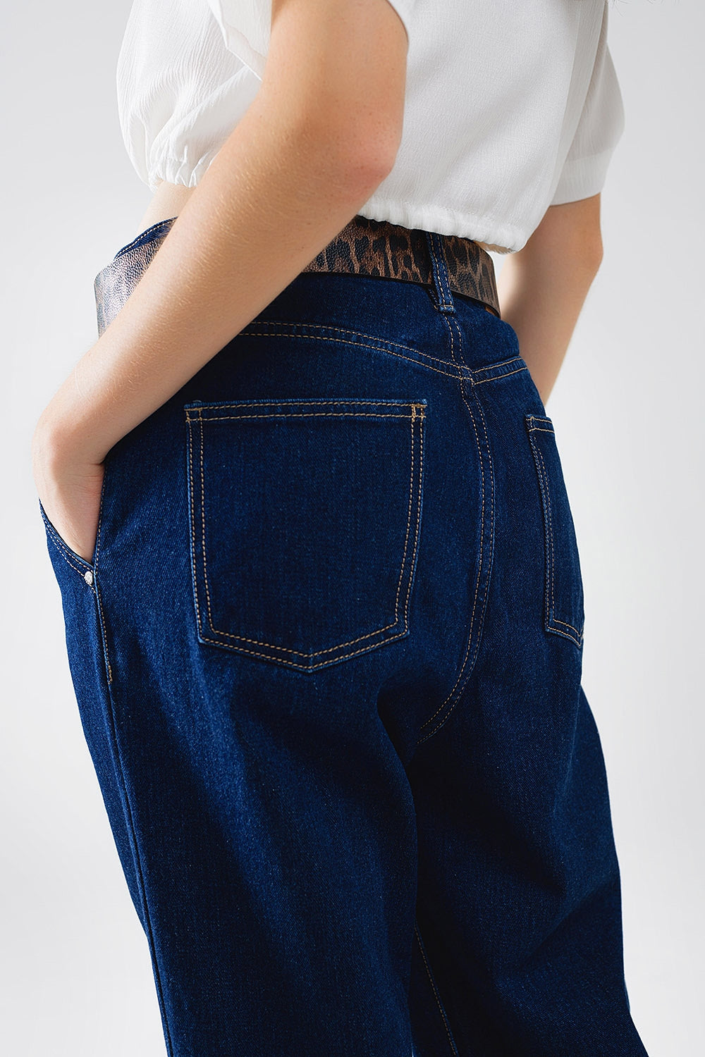 Mom jeans azul cru com detalhe de dardo