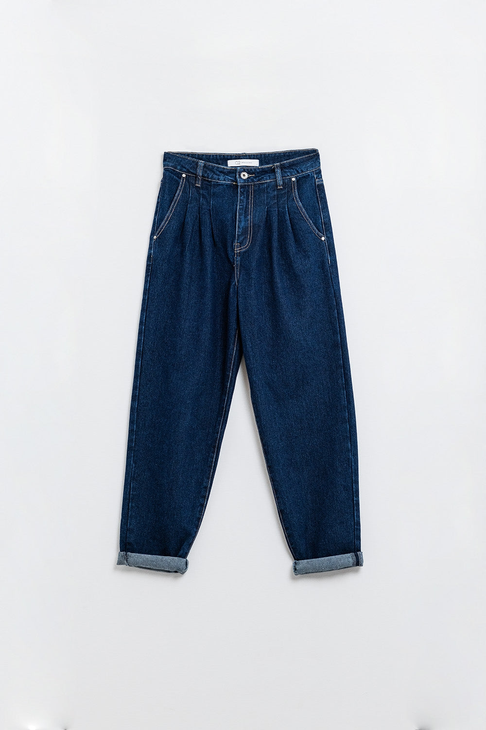 Mom jeans azul cru com detalhe de dardo