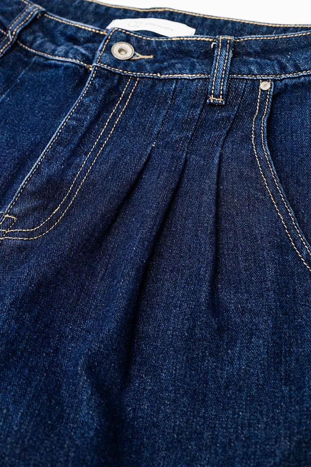 Mom jeans azul cru com detalhe de dardo