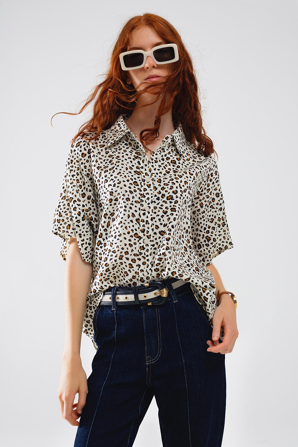 Camisa descontraída com estampado de leopardo de tamanho grande e mangas curtas