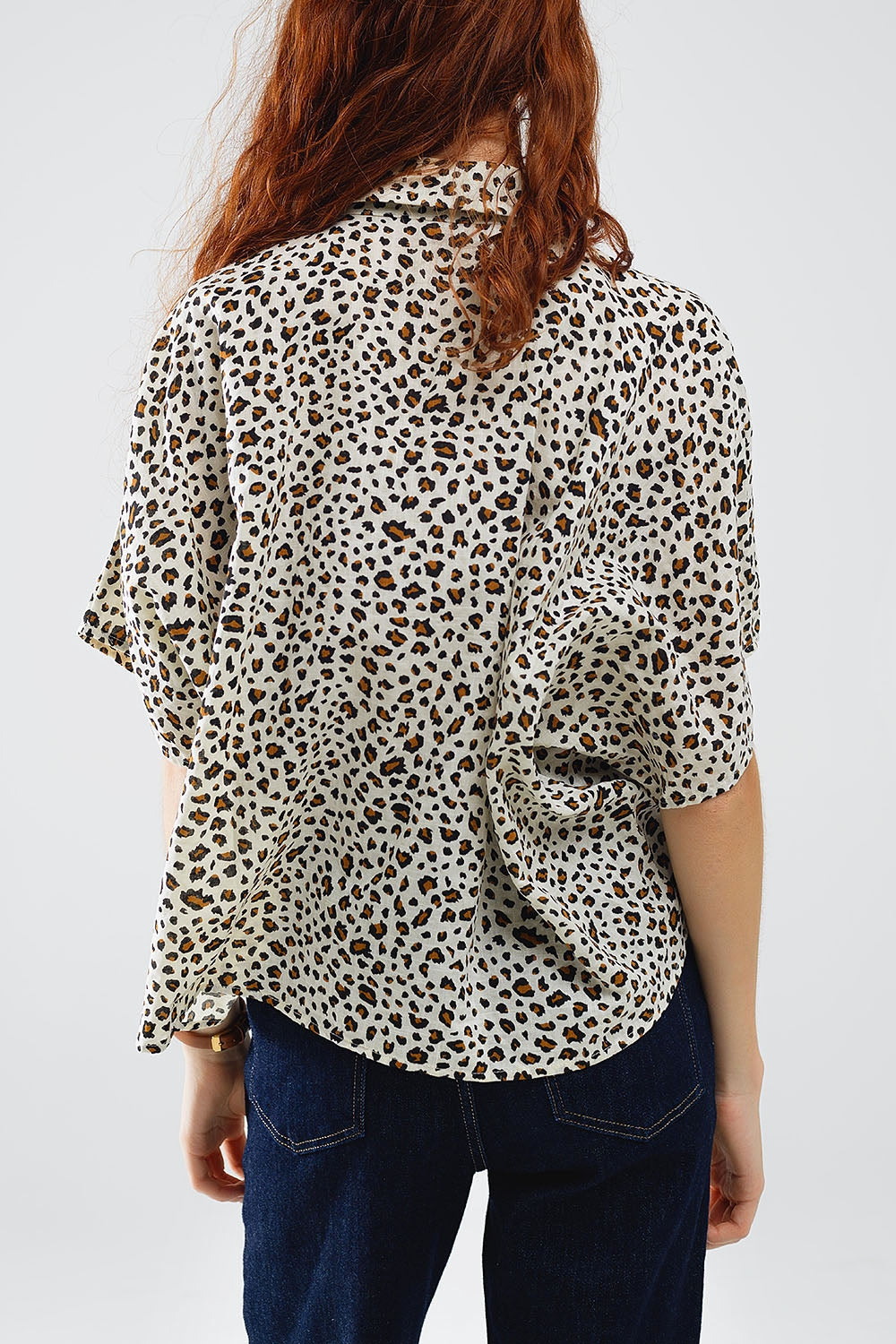 Camisa descontraída com estampado de leopardo de tamanho grande e mangas curtas