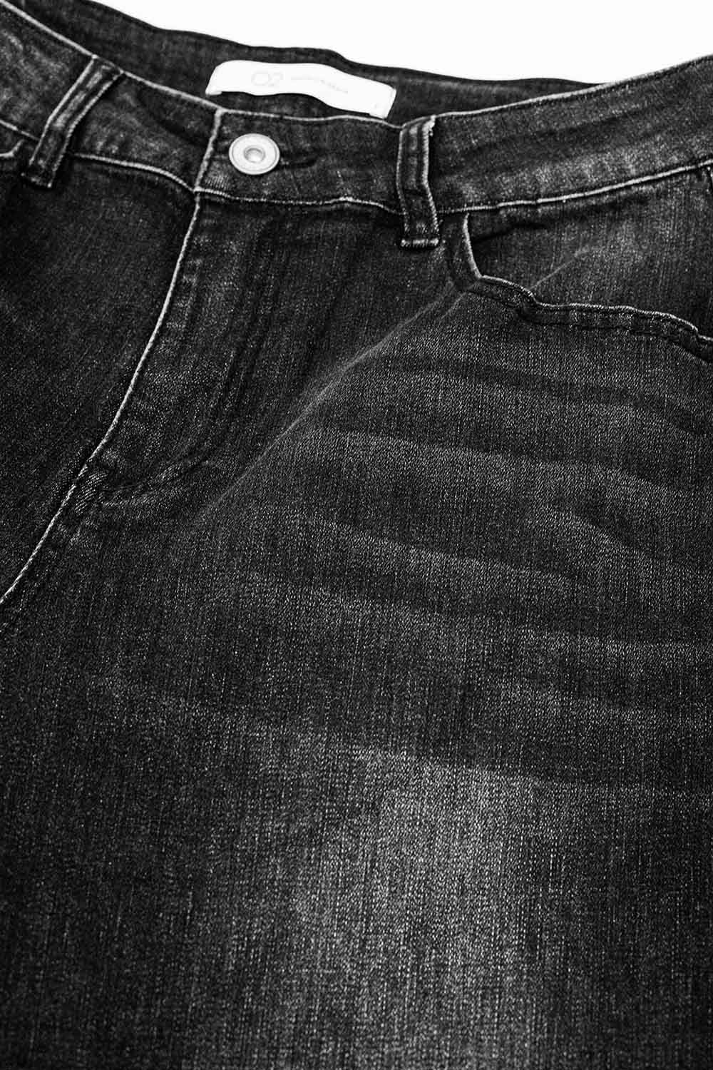 Jeans pretos retos com detalhe de costura