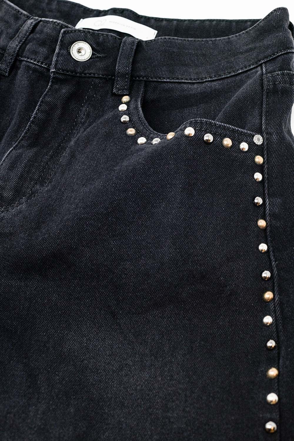 Calças de ganga direitas com tachas nas costuras em preto