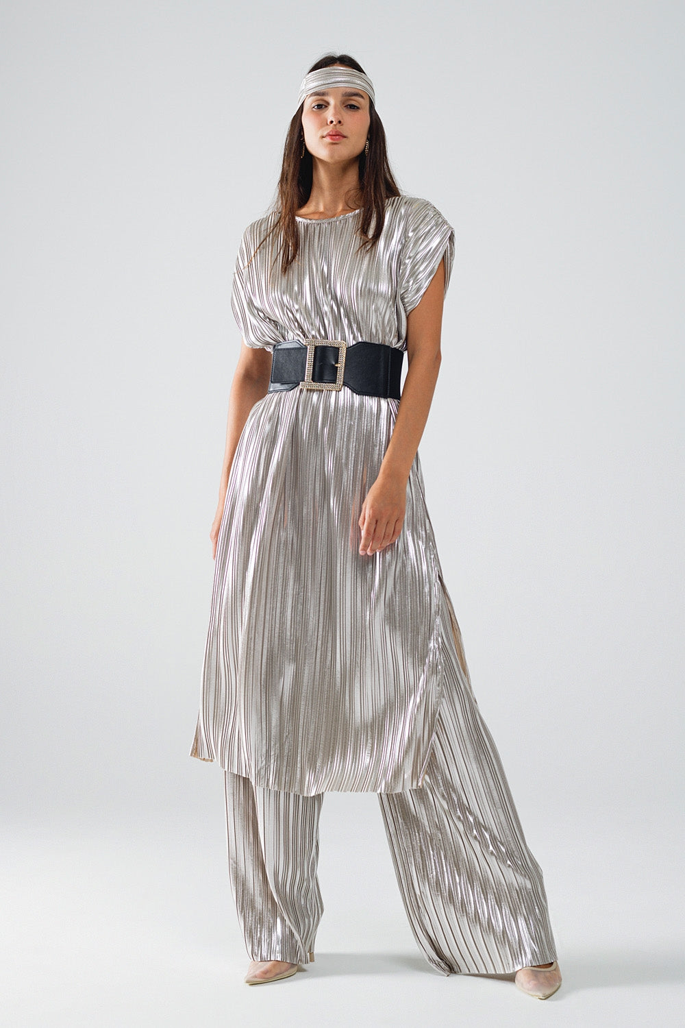 Vestido plissado prateado com cinto e mangas curtas