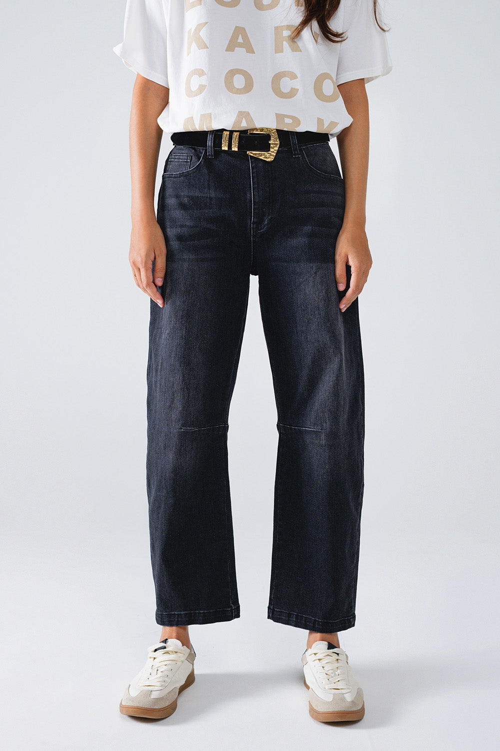 Jeans pretos retos com detalhe de costura
