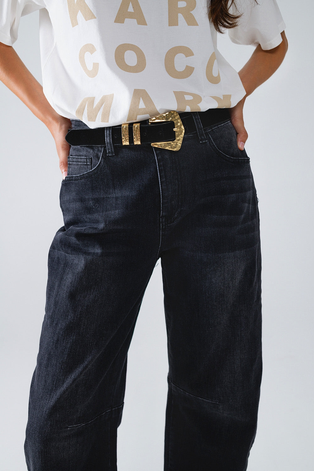 Jeans pretos retos com detalhe de costura