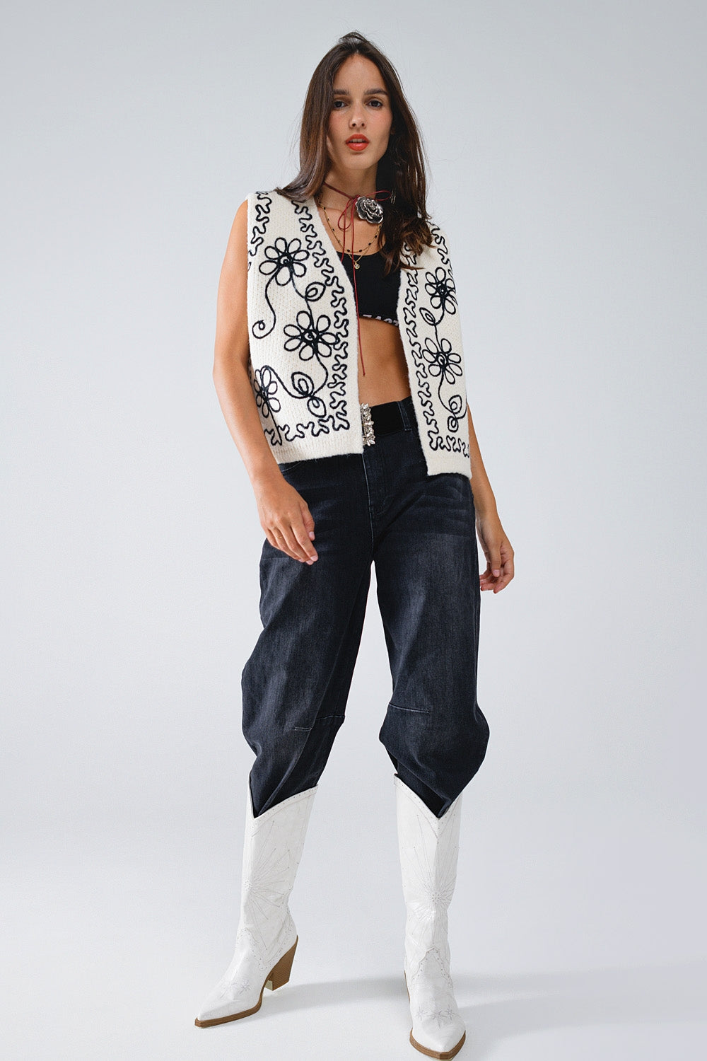 Jeans pretos retos com detalhe de costura