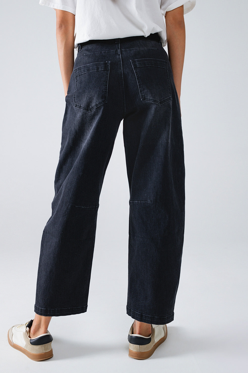 Jeans pretos retos com detalhe de costura