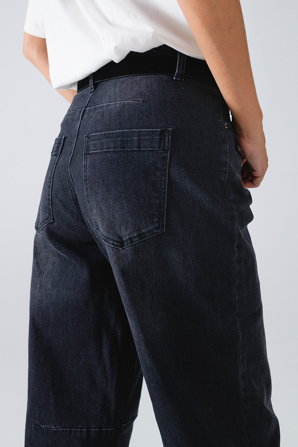 Jeans pretos retos com detalhe de costura